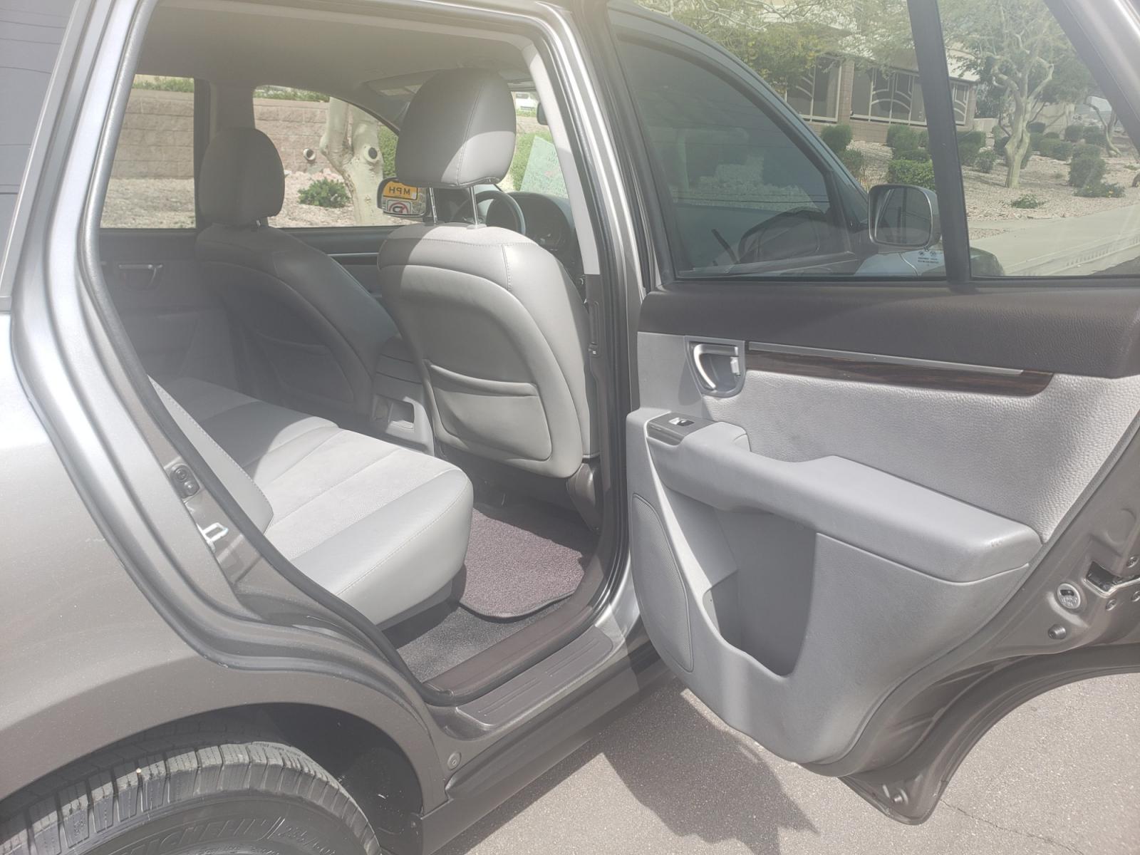 2011 /gray Hyundai Santa Fe SE (5XYZH4AG2BG) with an 3.5L V6 DOHC 24V engine, 6-Speed Automatic transmission, located at 323 E Dunlap Ave., Phoenix, AZ, 85020, (602) 331-9000, 33.567677, -112.069000 - 2011 Hyundai Santa Fe SE,......A Must See!! No accidents, Ice cold AC. The car is gorgeous inside and out. Power windows, Power door locks, Stereo/cd/mp3 Player, Phone sync, Bluetooth, Satellite compatible, Beautiful gray interior with gray leather seats in near perfect condition, Incredible gas mil - Photo #14